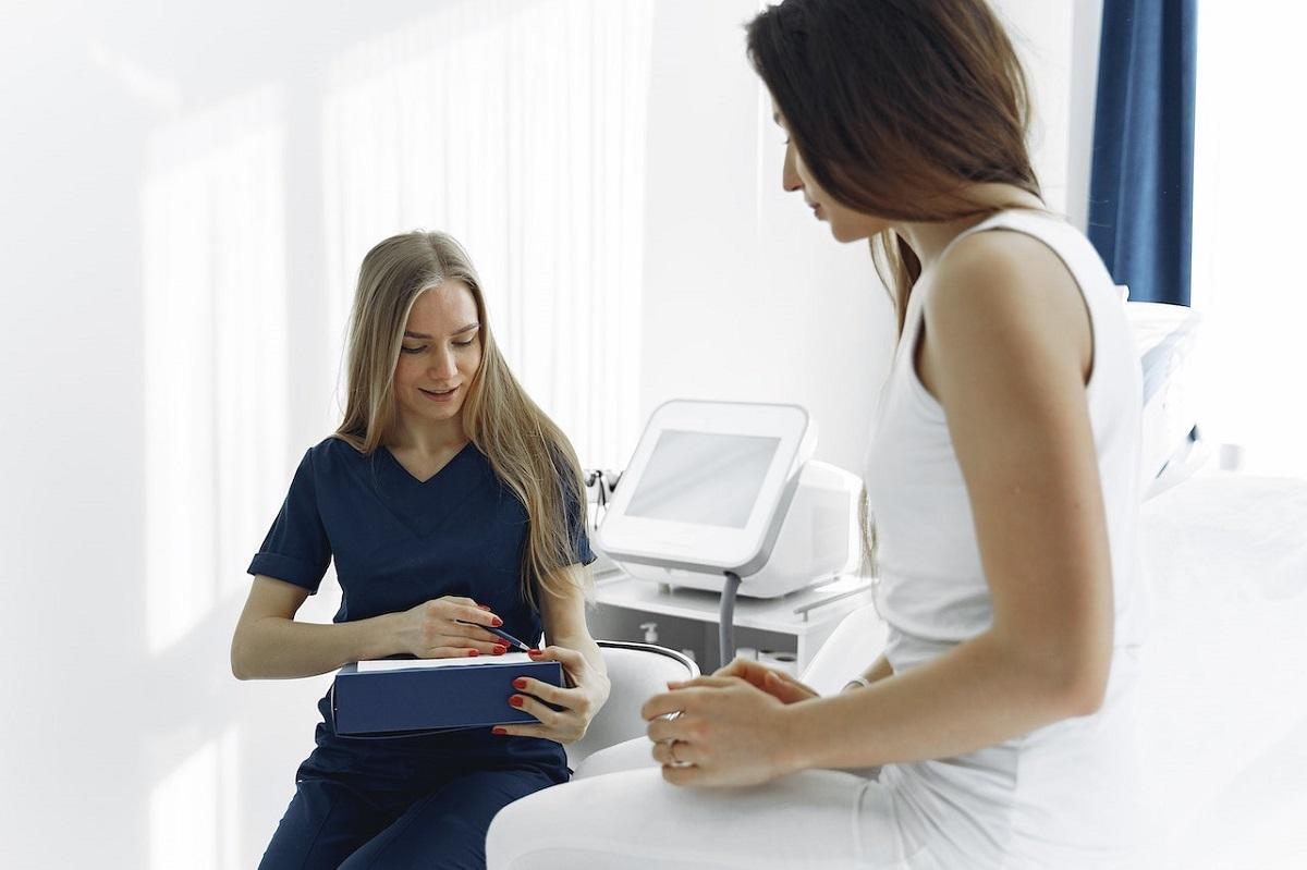 DR is talking to the patient and marking the details.